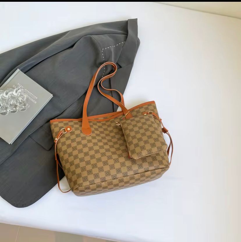 Sac cabas élégant avec pochette assortie